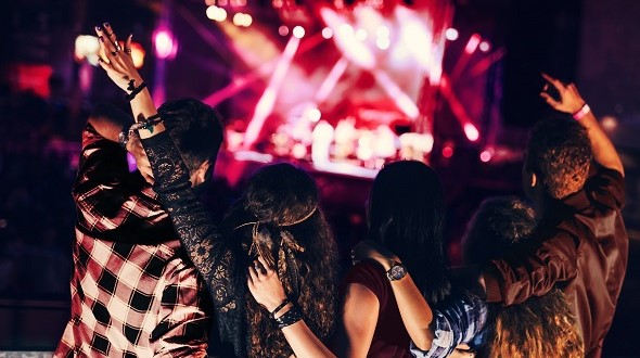 Amigos disfrutando de un concierto